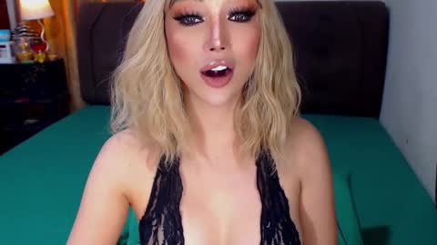 MS. AMALIA online show from November 17, 2025, 3:56 am