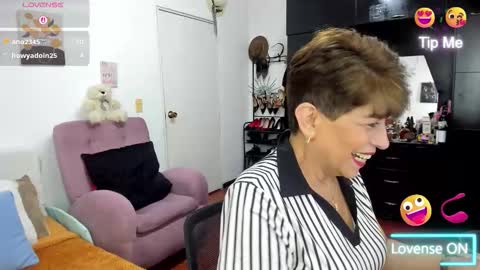 Snapshot of angelina_stone_65 chatting on November 5, 2025, 12:32 am Angelina online show from November 5, 2025, 12:32 am