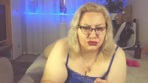 Snapshot of angelinaglam chatting on December 14, 2024, 11:07 am AngelinaGlam online show from December 14, 2024, 11:07 am