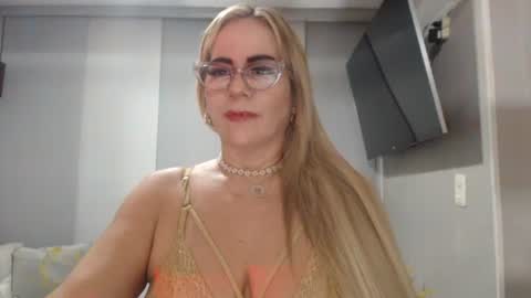 angelinna_12 online show from September 11, 2025, 1:49 am