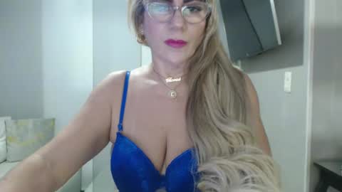 angelinna_12 online show from September 18, 2025, 2:02 am