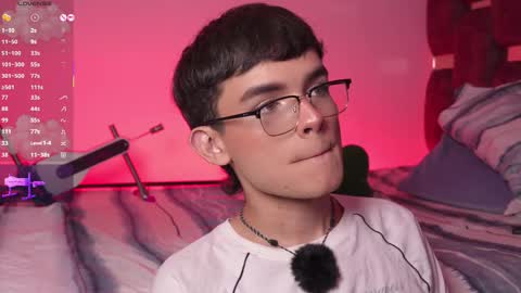 Snapshot of angelocute_ chatting on October 25, 2025, 4:53 am Angelo I work from home this is my room  online show from October 25, 2025, 4:53 am