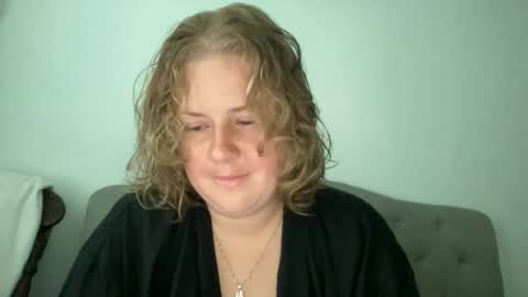 Snapshot of angeloflight273360 chatting on October 1, 2025, 12:33 pm Angel of Light online show from October 1, 2025, 12:33 pm