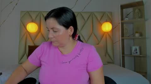 Snapshot of angelswets chatting on November 9, 2025, 1:31 pm ANGIE online show from November 9, 2025, 1:31 pm