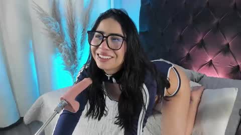 aniie_west online show from November 8, 2025, 5:07 am