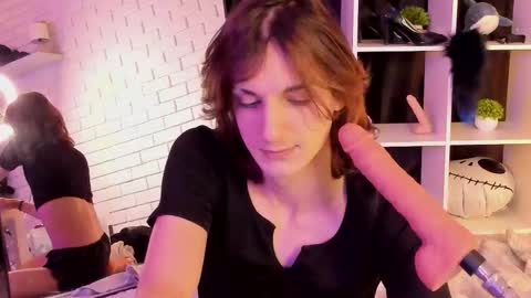 Angel online show from November 19, 2025, 6:41 pm