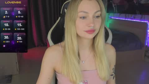 Snapshot of annie69kiss chatting on December 15, 2024, 3:13 am Annie online show from December 15, 2024, 3:13 am