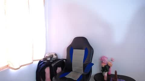 Snapshot of annie_doll1 chatting on October 7, 2025, 9:01 pm Annie3 online show from October 7, 2025, 9:01 pm