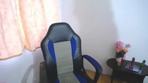 Snapshot of annie_doll1 chatting on October 8, 2025, 10:18 pm Annie3 online show from October 8, 2025, 10:18 pm