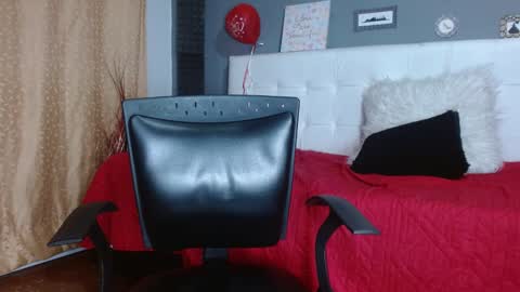 annie_scott_ online show from February 19, 2025, 11:46 pm