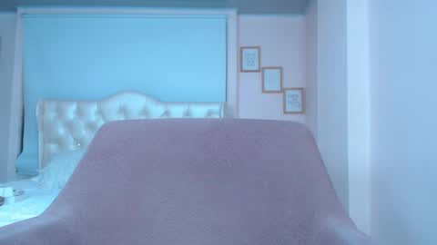 Snapshot of anny_louis chatting on February 24, 2025, 5:00 am ANNY LOUIS online show from February 24, 2025, 5:00 am