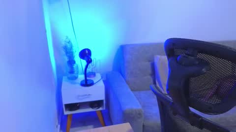 ANNY LOUIS online show from November 18, 2025, 7:18 pm