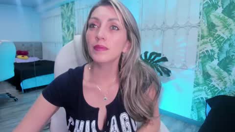 Snapshot of anny_sweet72 chatting on September 19, 2025, 12:17 pm Anny online show from September 19, 2025, 12:17 pm