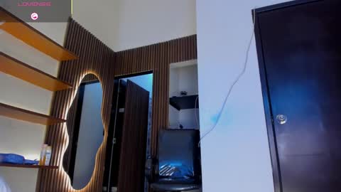 A N N Y E  online show from November 5, 2025, 1:44 pm