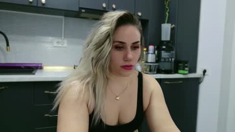 Snapshot of annyloveyou chatting on March 3, 2025, 9:05 pm Annyfit4you online show from March 3, 2025, 9:05 pm