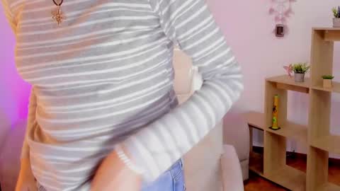 Snapshot of antoneella__ chatting on February 24, 2025, 6:26 pm Antonella online show from February 24, 2025, 6:26 pm