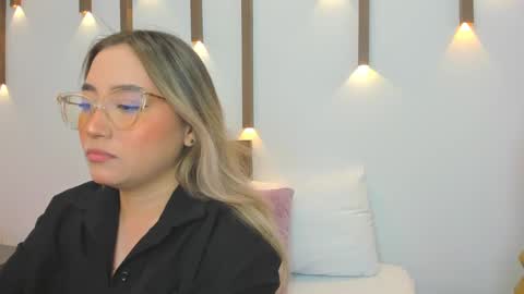 A N T O N E L L A  online show from February 15, 2025, 12:01 pm