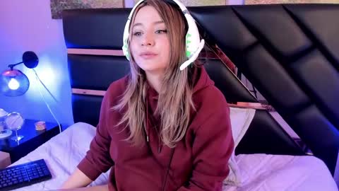 Snapshot of antonellalove_ chatting on December 10, 2024, 9:11 pm My name is Andrea thumb up me please its important online show from December 10, 2024, 9:11 pm