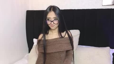 antonellariva_ online show from December 4, 2025, 9:01 pm