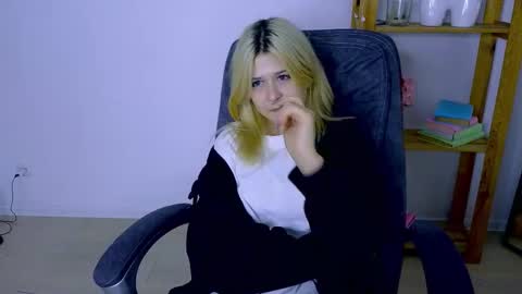 Snapshot of apheliastar chatting on November 7, 2025, 3:56 pm ApheliaStar online show from November 7, 2025, 3:56 pm