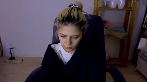 Snapshot of apheliastar chatting on November 19, 2025, 4:07 pm ApheliaStar online show from November 19, 2025, 4:07 pm