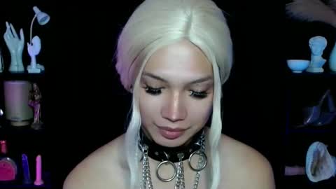 Snapshot of aphr0dite_x chatting on February 24, 2025, 3:12 am Roman Goddess online show from February 24, 2025, 3:12 am