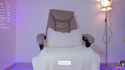 Snapshot of apoteosis_ chatting on September 19, 2025, 11:33 am Apo online show from September 19, 2025, 11:33 am