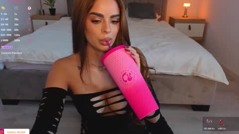 IsaBella online show from November 3, 2025, 9:43 am