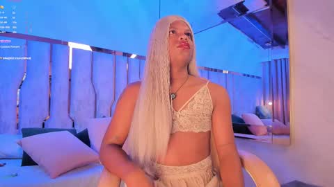 Snapshot of ari_monet chatting on November 11, 2025, 11:43 am ARI online show from November 11, 2025, 11:43 am