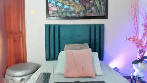 AriadnaHolt online show from November 9, 2025, 2:15 pm