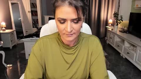 Snapshot of arianasage_ chatting on October 24, 2025, 6:37 pm Ana online show from October 24, 2025, 6:37 pm