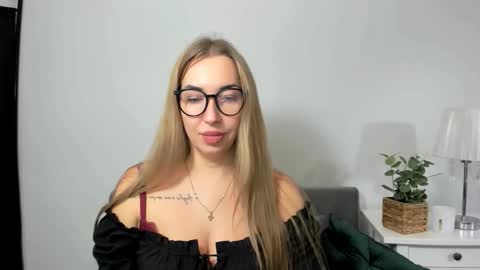 Snapshot of ariaswan chatting on October 27, 2025, 4:22 pm Aria online show from October 27, 2025, 4:22 pm