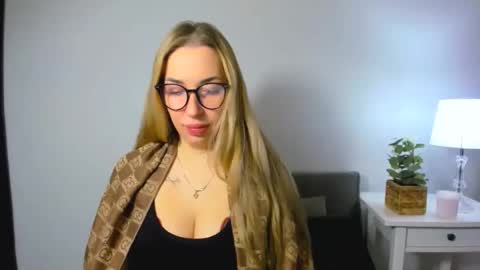 Snapshot of ariaswan chatting on November 28, 2025, 7:44 am Aria online show from November 28, 2025, 7:44 am