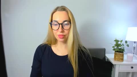 Snapshot of ariaswan chatting on December 2, 2025, 4:13 pm Aria online show from December 2, 2025, 4:13 pm