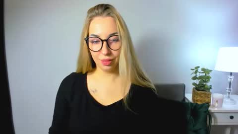 Snapshot of ariaswan chatting on December 4, 2025, 7:50 am Aria online show from December 4, 2025, 7:50 am