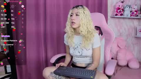 Ari Bunnie  online show from November 7, 2025, 9:04 pm