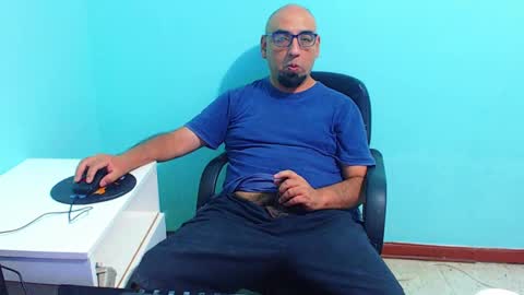 arnelux72 online show from February 3, 2025, 5:18 am