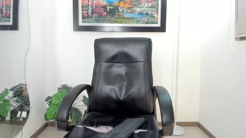 Snapshot of aroon_connor chatting on January 22, 2025, 11:43 pm   online show from January 22, 2025, 11:43 pm