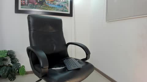 Snapshot of aroon_connor chatting on February 24, 2025, 11:52 pm   online show from February 24, 2025, 11:52 pm