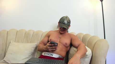 Snapshot of aroon_connor chatting on October 2, 2025, 1:01 am   online show from October 2, 2025, 1:01 am