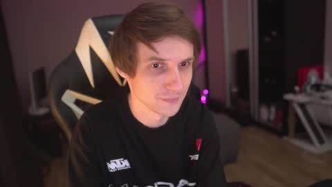 Snapshot of art_hunter chatting on December 14, 2025, 11:53 pm Alex online show from December 14, 2025, 11:53 pm