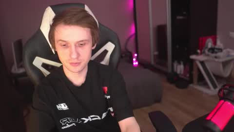 Snapshot of art_hunter chatting on December 15, 2025, 8:46 pm Alex online show from December 15, 2025, 8:46 pm