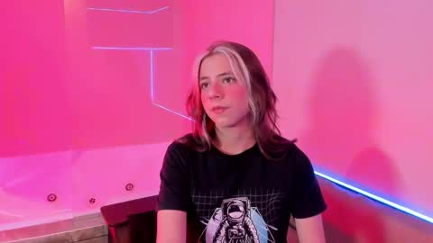 artemisablake online show from December 19, 2024, 9:17 pm