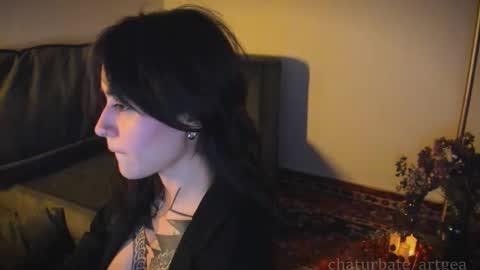 Linda  independent model artgeea online show from November 26, 2025, 12:22 am