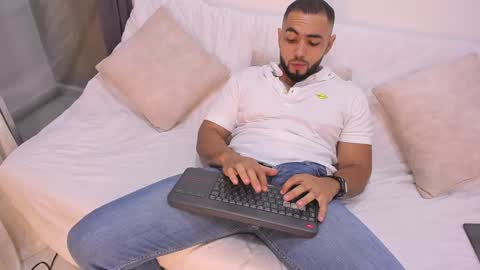 arturguy01 online show from February 2, 2025, 12:09 am