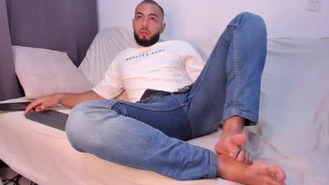 arturguy01 online show from March 1, 2025, 11:15 pm