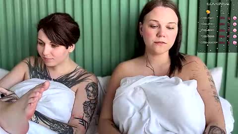 Arya brunett and Cassie blond online show from September 20, 2025, 9:43 am