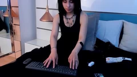 Ashkoreh online show from December 4, 2025, 9:45 pm