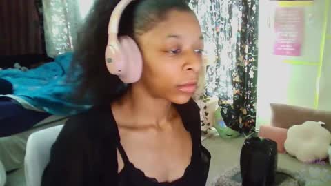 Snapshot of ashledaniella chatting on January 25, 2025, 5:19 pm Ashle online show from January 25, 2025, 5:19 pm