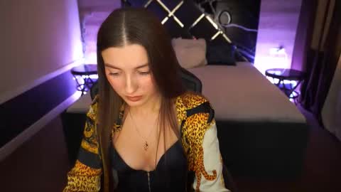 ashleybaee online show from November 17, 2025, 1:28 pm